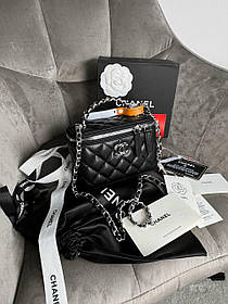 Жіноча сумочка Chanel Classic Lambskin Pearl Crush кейс Шанель чорного кольору шкіра 1 відділення на ланцюжку