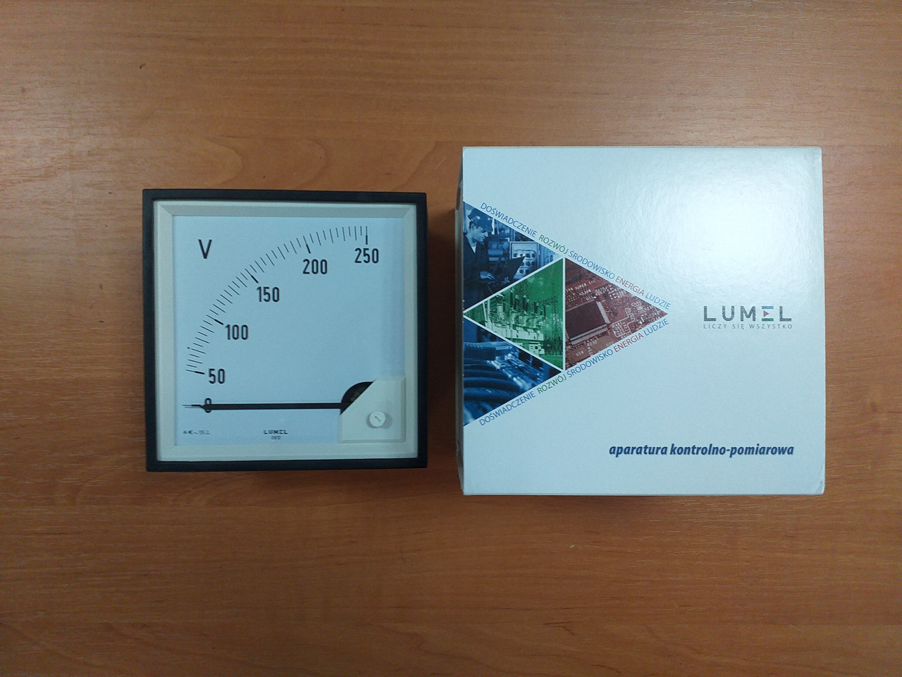 Аналоговий вольтметр LUMEL EA 12N E613 250V, Польща
