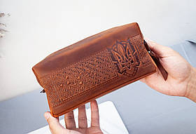 Велика чоловіча шкіряна косметичка світло-коричнева з тисненням Герб України Тризуб