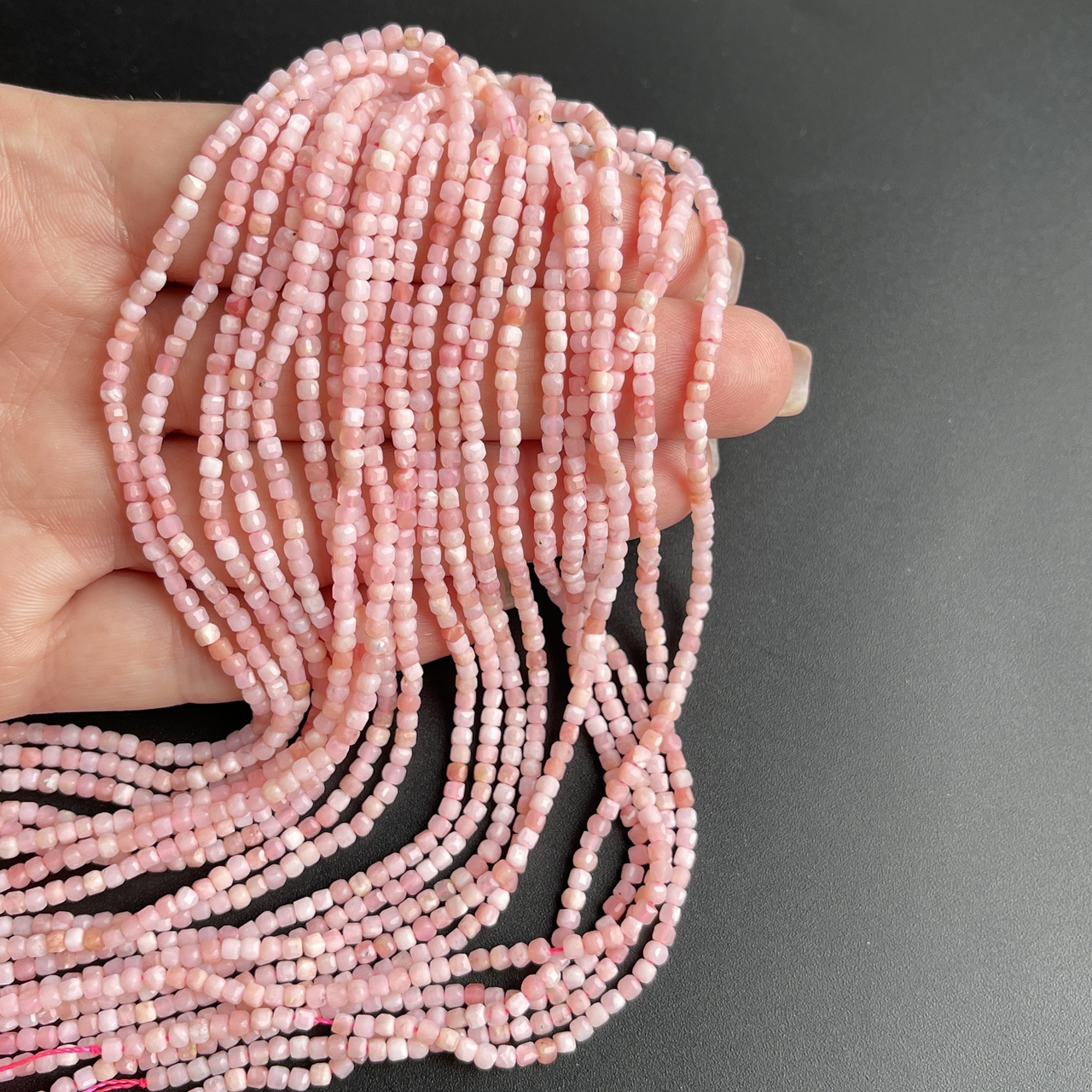 Опал рожевий кубик 2.5 мм грань довжина 38 см приблизно 160 бусин