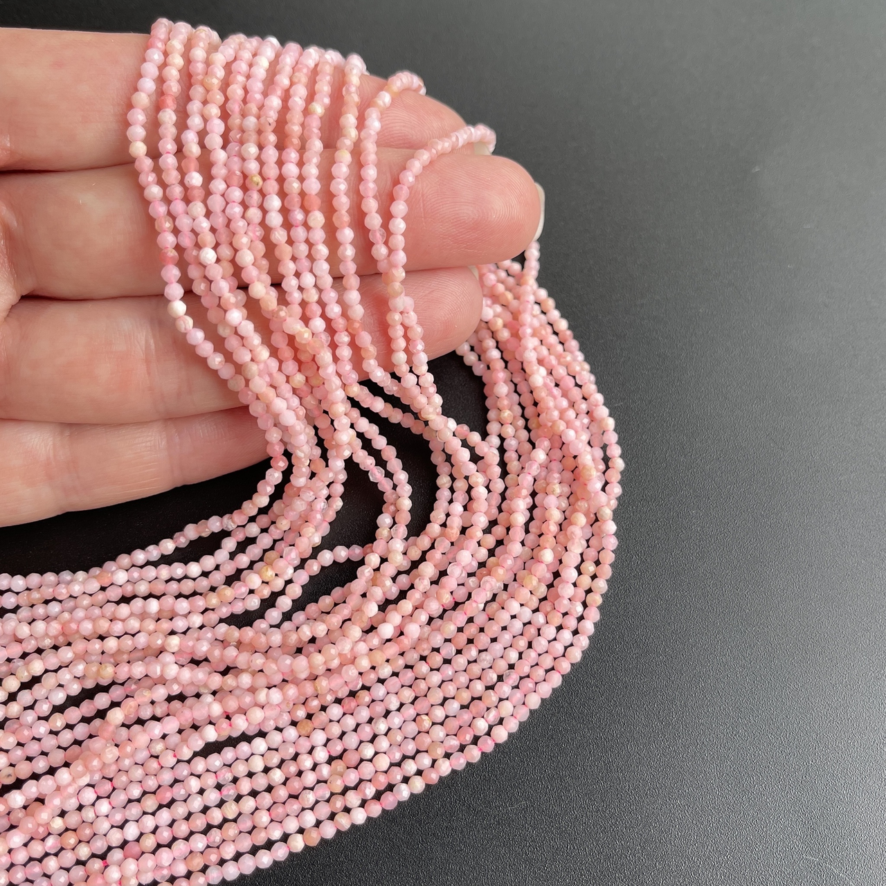 Опал рожева кулька грань 2,5 мм грань довжина 38 см приблизно 160 намистин