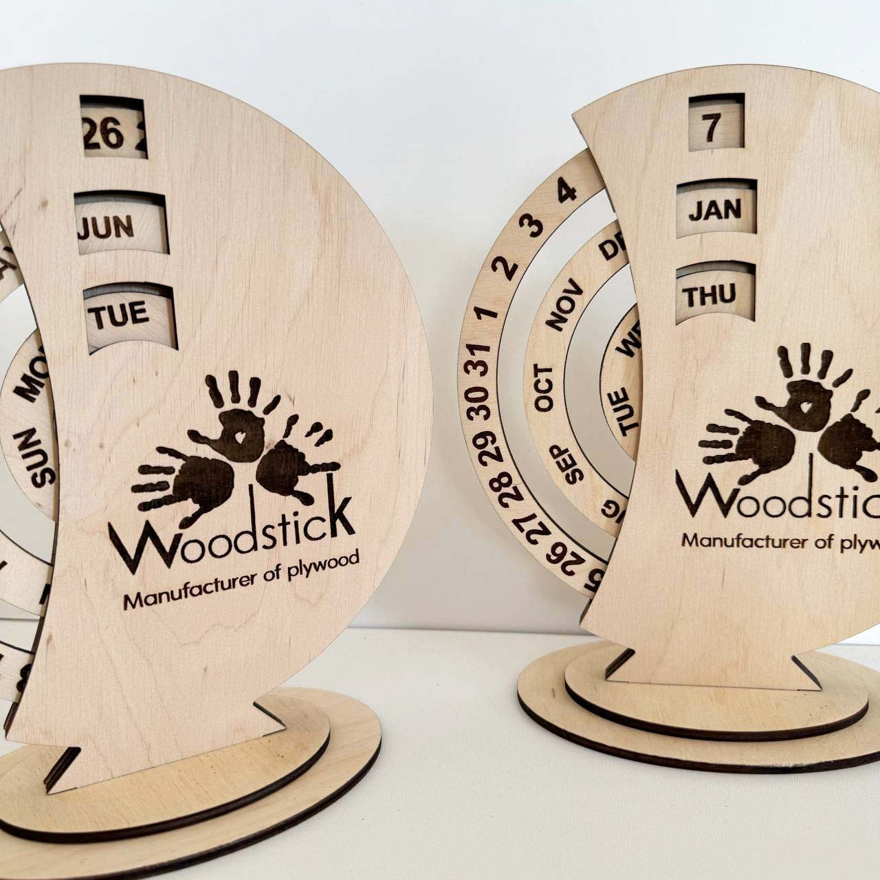 Вічний календар дерев'яний з логотипом компанії.