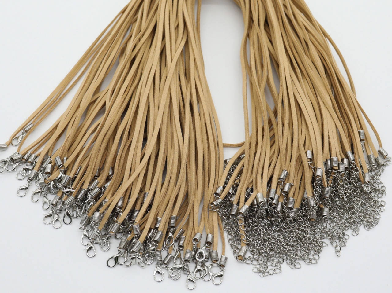 

Шнурок на шею. Цвет "кофе с молоком". Замша.