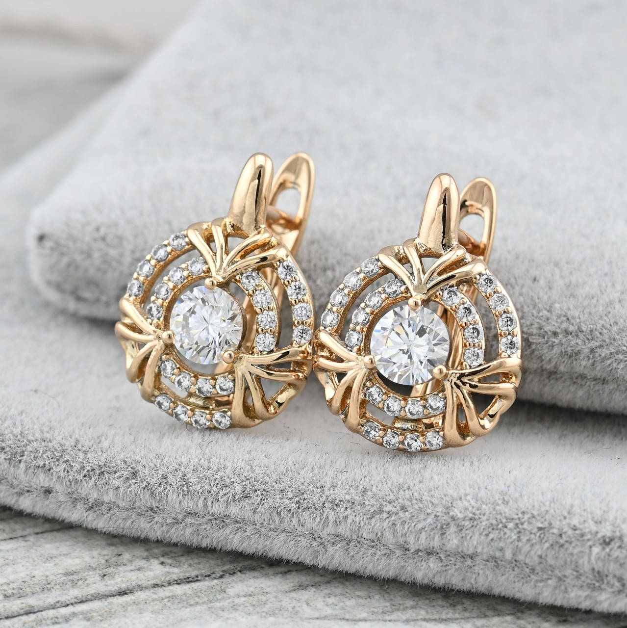 

Серьги 35778 размер 16х12 мм белые фианиты вес 3.1 г позолота 18К