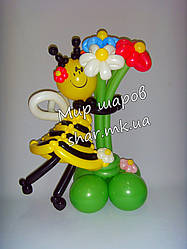 Букет ромашок з бджілкою з повітряних кульок