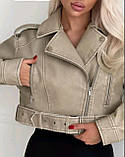 Жіноча шкіряна бежева коротка куртка косуха у вінтажному стилі, фото 4