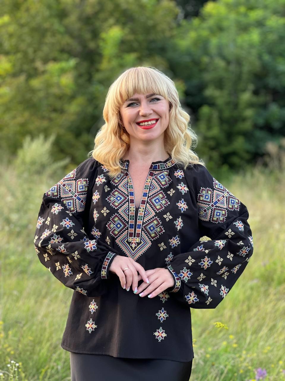 Вишиванка жіноча з геометричним орнаментом чорна