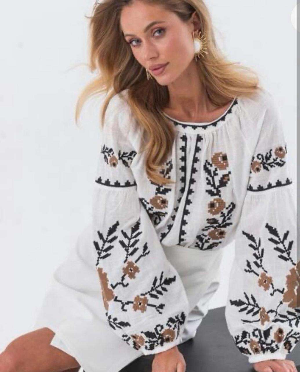 Жіноча вишиванка білого кольору з вишивкою гладь, з довгими рукавами розмір S, M, L