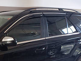 Дефлектори вікон (вітровики) Mercedes ML-class W164 2005-2011 з Хром полоскою накладні (HAWK)