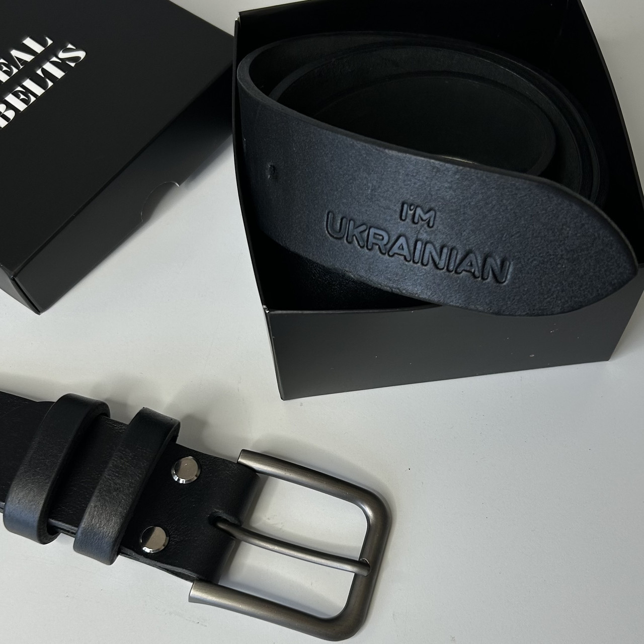 Чоловічий шкіряний ремінь ручної роботи з тисненням I`m Ukrainian, чорний пояс подарунок чоловікові, хлопцю, татові, другу з шкіри, фото 1