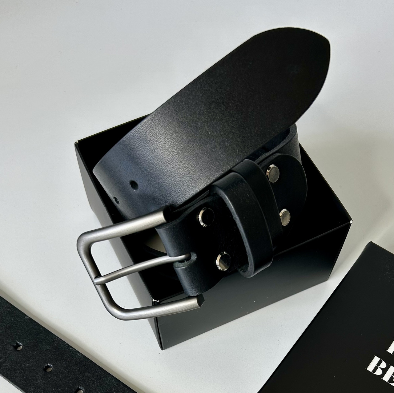 Чоловічий ремінь ручної роботи, шкіряний чорний пояс, аксесуар подарунок чоловікові хлопцю татові другу з натуральної шкіри