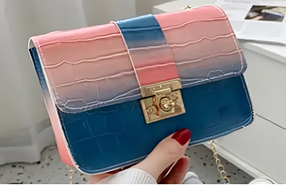 Стильна глянсова сумка на ланцюжку