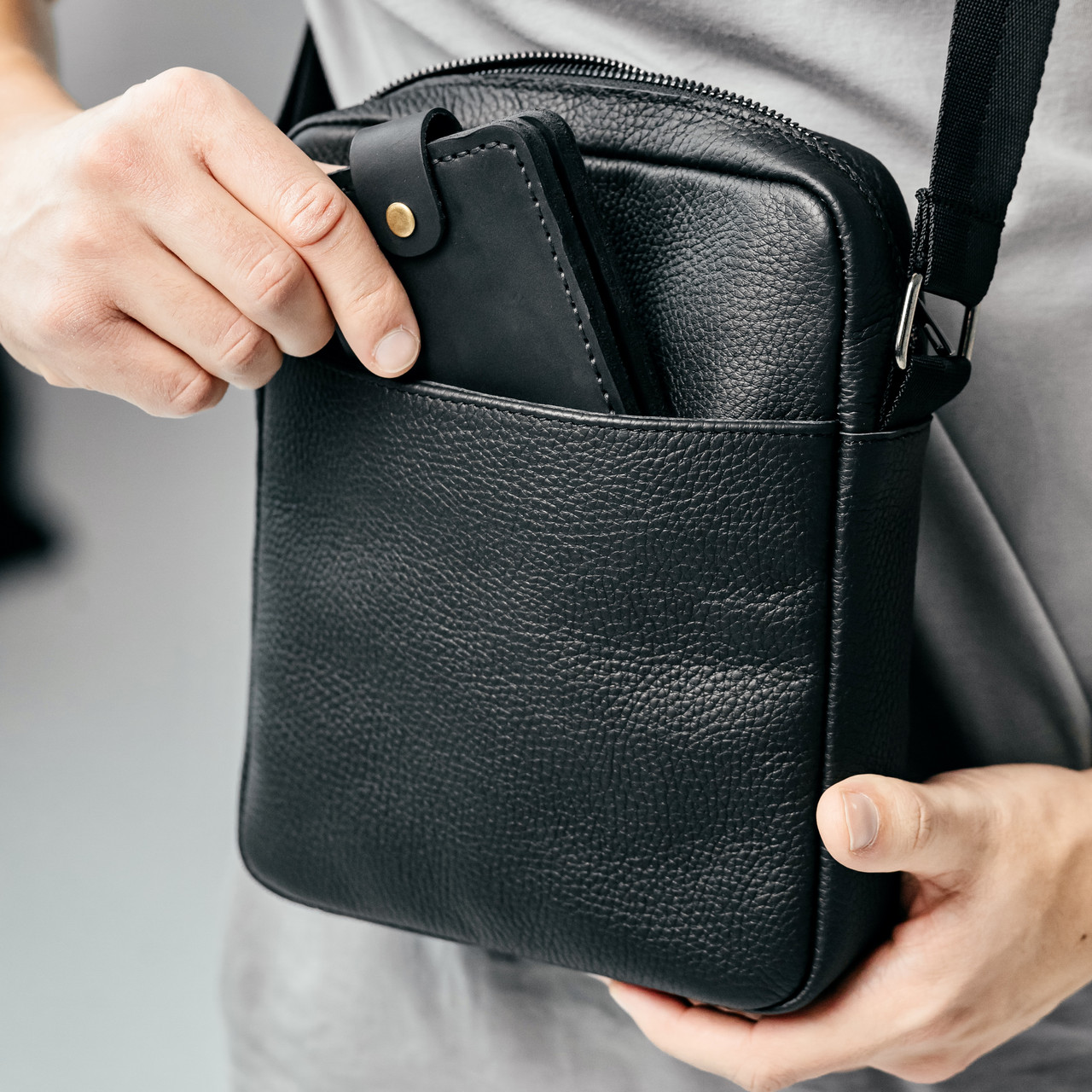 Чоловіча шкіряна сумка-планшет Лондон через плече, чорна барсетка сумка месенджер ручної роботи з натуральної шкіри для документів, фото 1