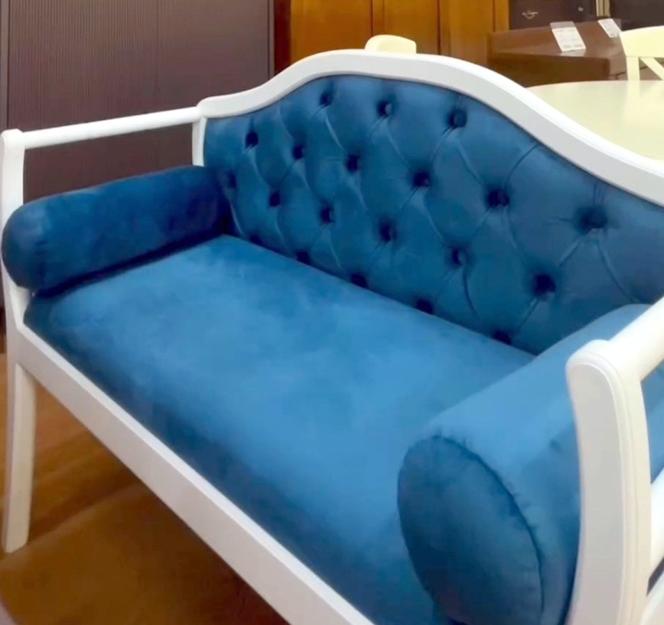 Банкетка (Козетка №2 з поручнями)  деревяна для вітальні чи передпокою в класичному стилі РКБ-Меблі, колір  білий / слонова кістка