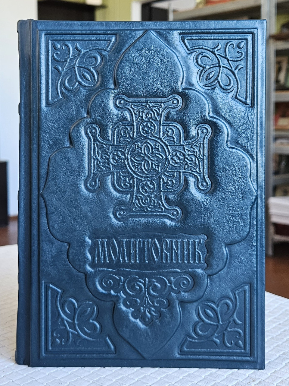 Книга Молитовник українська мова/оклад шкіра, декоративне тиснення по шкірі, розмір книги 15×21, ручна робота