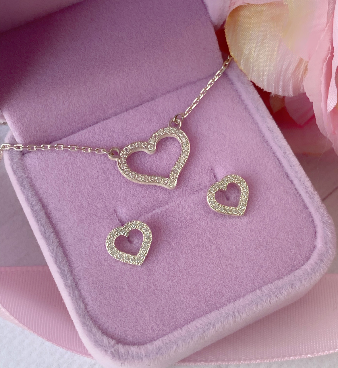 Комплект срібних прикрас жіночий з сердечками і білими фіанітами «Грейс» / Набір сережки і підвіска - кольє жіночий, фото 1