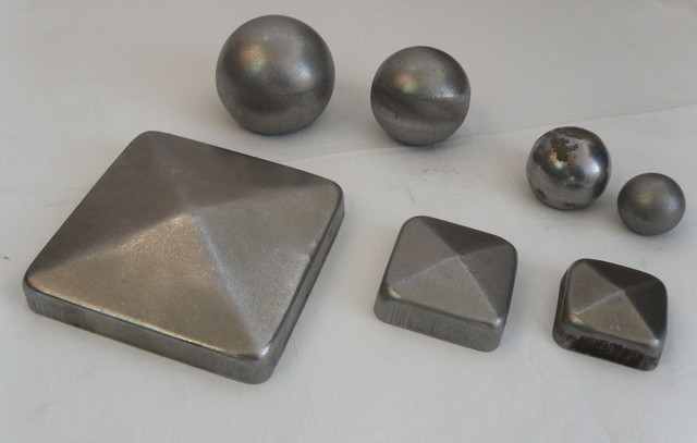 Кришки металеві для парканних стовпів та кованих виробів