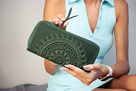 Шкіряний клатч на замочку жіночий з орнаментом тиснення "Сонечко" зелений  | гаманець на блискавці