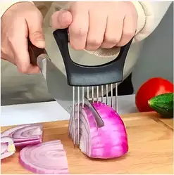 Кухонний тримач із неіржавкої сталі для різання продуктів.