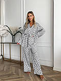 Білий шовковий домашній костюм-кімоно з абстрактним принтом, фото 2