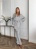 Білий шовковий домашній костюм-кімоно з абстрактним принтом, фото 5