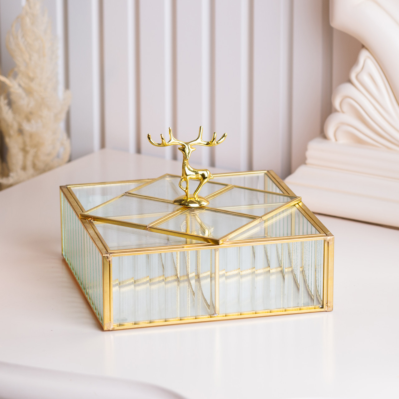 Шкатулка для прикрас Золотий олень прямокутна скло з металевим каркасом 18х18,5 см - фото 1 - id-p2319210684