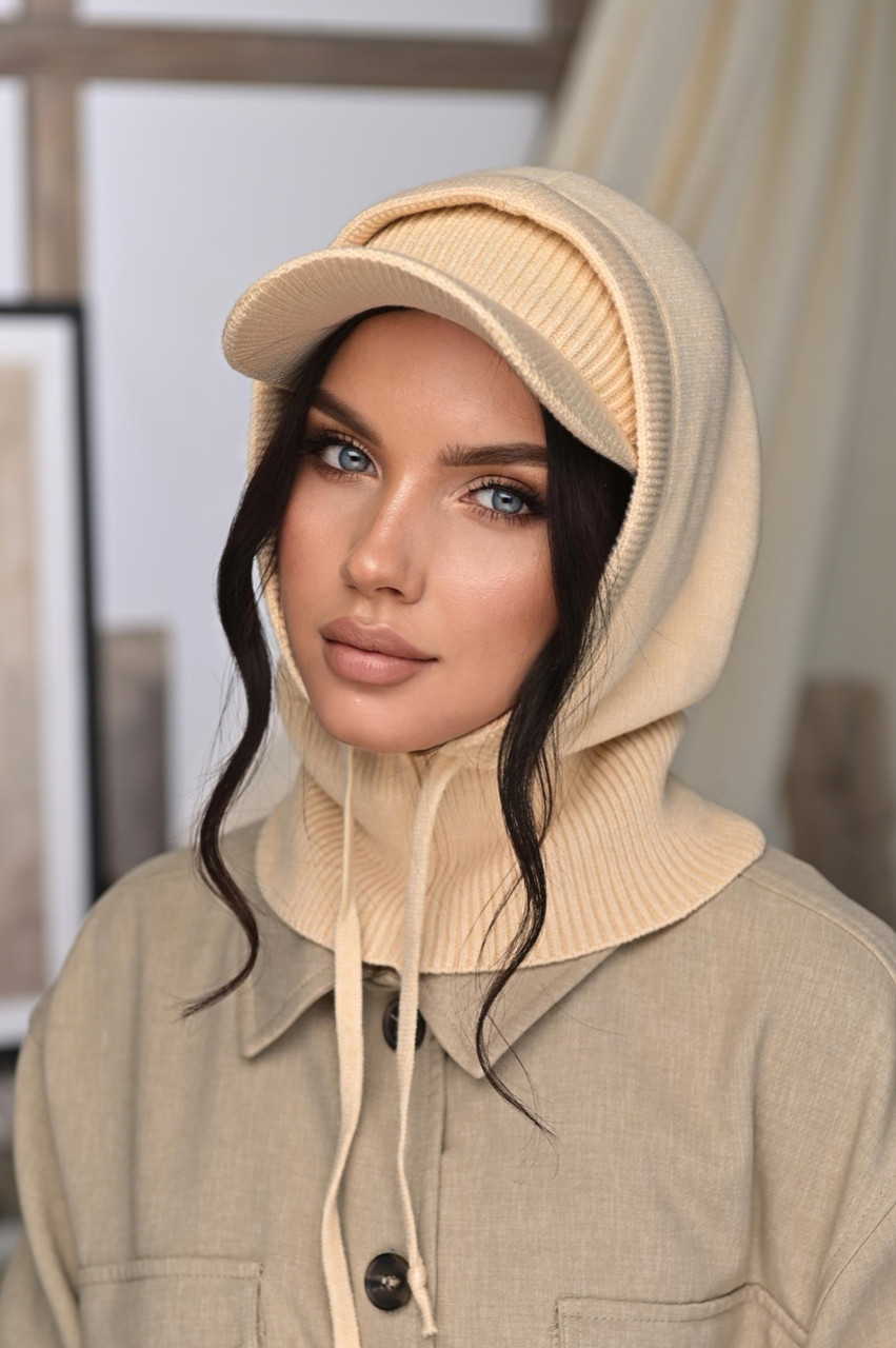 В'язаний капор і пов'язка з козирком, колір світлий беж