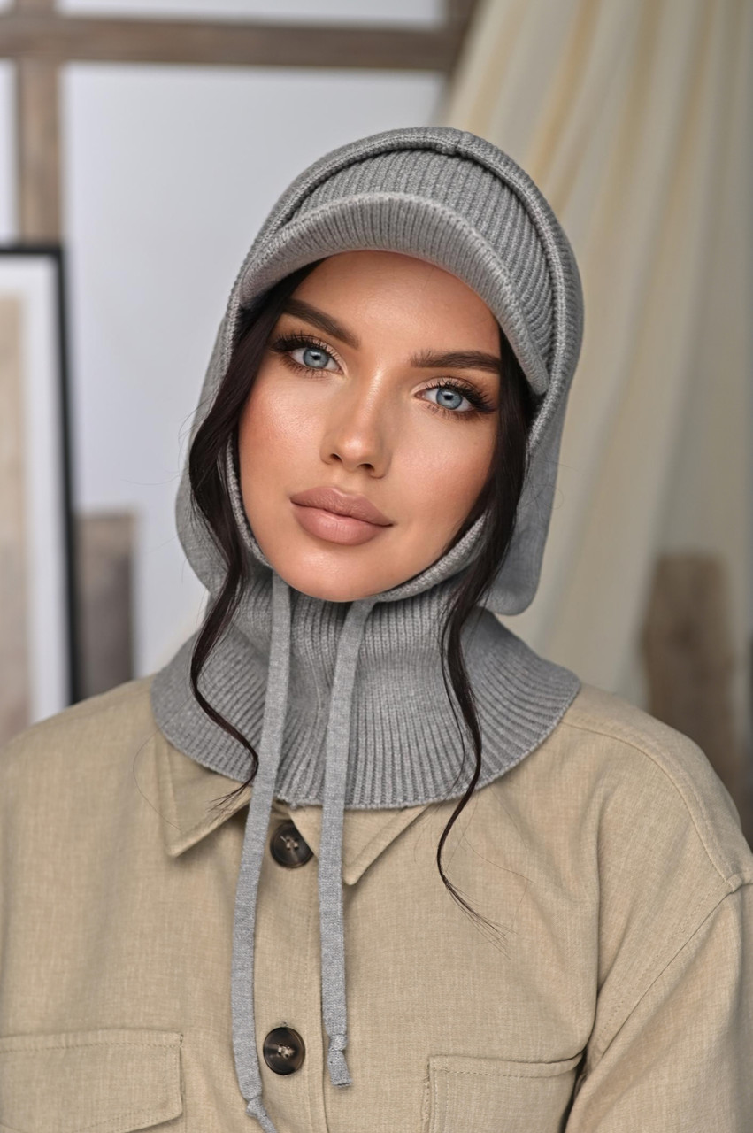 В'язаний капор і пов'язка з козирком, колір сірий