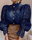 Блузка темно синя ажурна з мереживними рукавами та коміром стійкою, фото 4