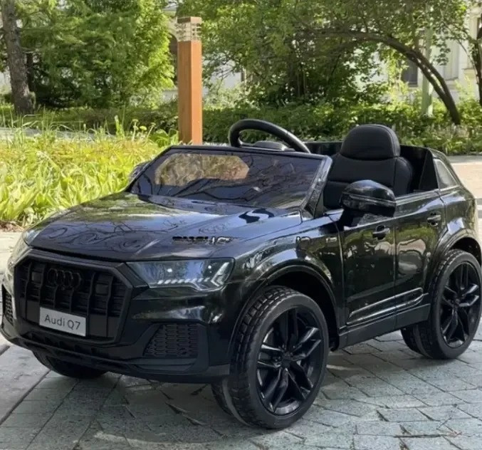Дитячий електромобіль на акумуляторі Audi Q7 з пультом радіокерування для дітей 3-8 років Чорний, фото 1