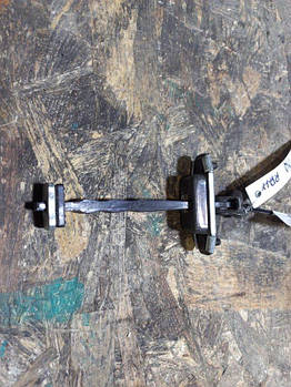 Обмежувач дверей KIA OPTIMA JF 15-20 СЕДАН 2.4 2016 задн. лев. (б/у)