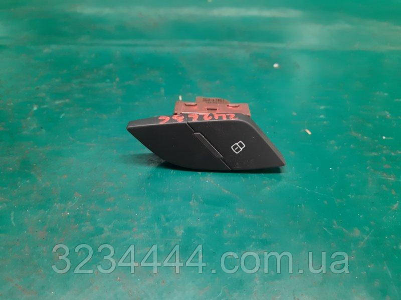 Кнопка центрального замка Audi A3 (8 V) 12-17 СЕДАН 1.8L CNSB 2015 задн. лев. (б/у)