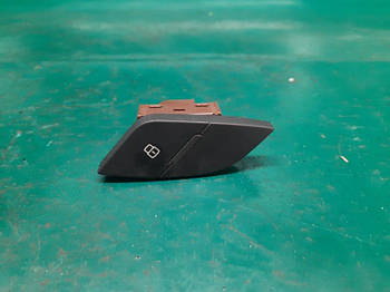 Кнопка центрального замка AUDI A3 (8 V) 12-17 СЕДАН CNSB 1.8L 2015 задн. прав. (б/у)