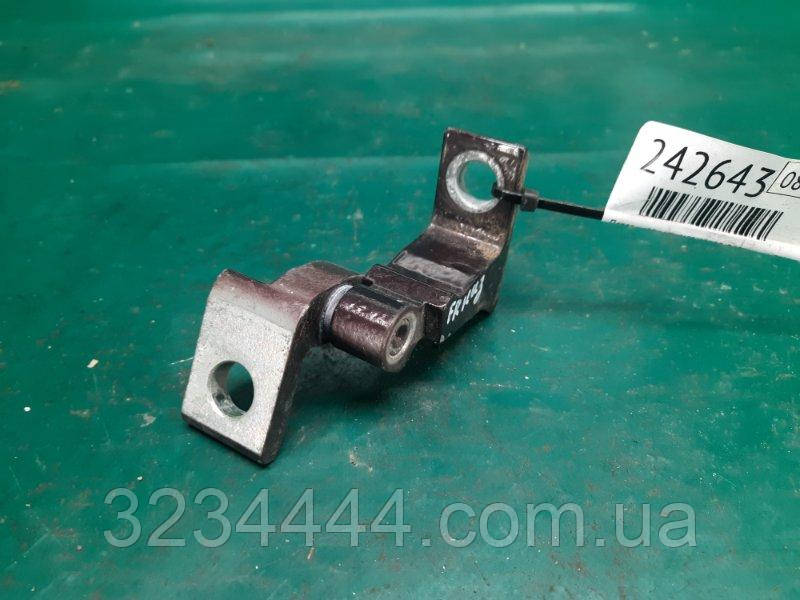 Петля дверей нижня Audi A3 (8 V) 12-17 СЕДАН 1.8L CNSB 2015 перед. прав. (б/у)