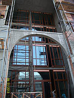 Деревянные окна имеют ряд преимуществ перед окнами из ПВХ профиля: это отличная теплозащита, хорошая звукоизоляция, высокая морозостойкость, экологичность, ремонтопригодность и элегантный внешний вид.