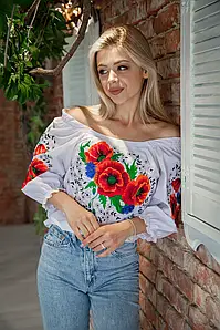 Жіноча вишиванка з маками волошками та оголеними плечима на сорочковій тканині гладдєва вишивка