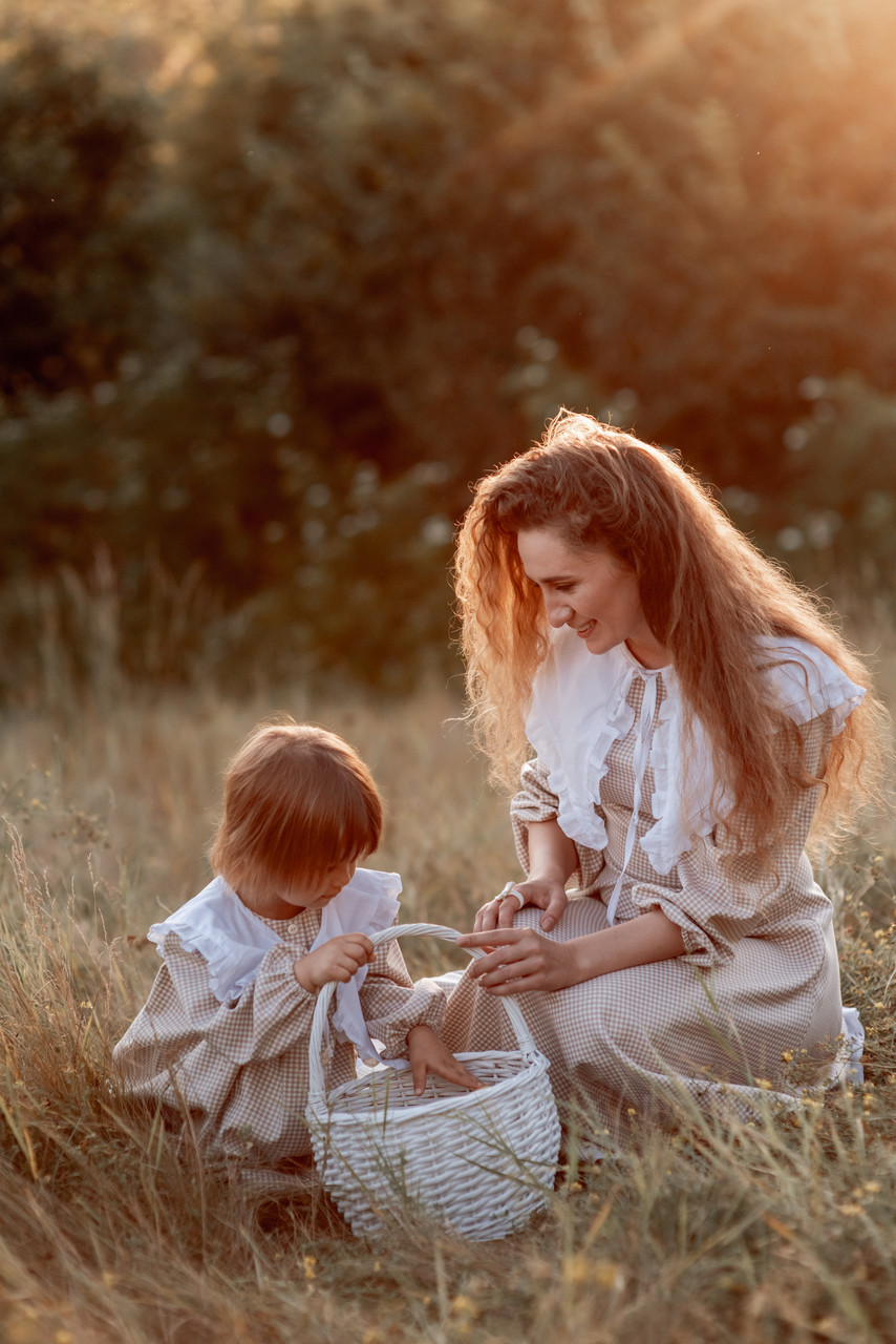 Сукні в клітинку Family look мама-дочка з об'ємними рукавами і зі знімним батистовим комірцем в комплекті