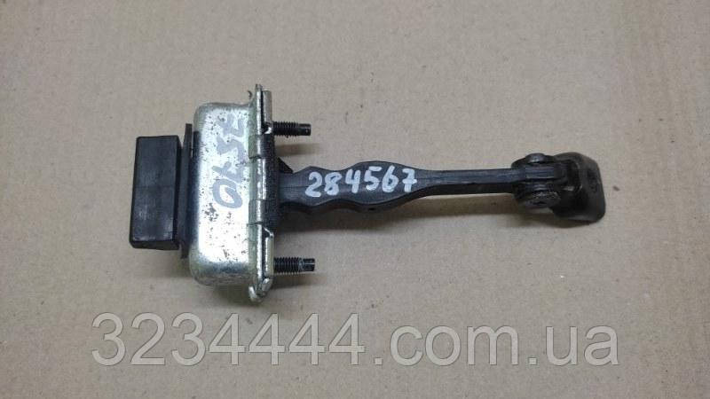 Обмежувач дверей Cadillac Ats 12-19 2.0 LTG 2015 перед. лів. (б/у)