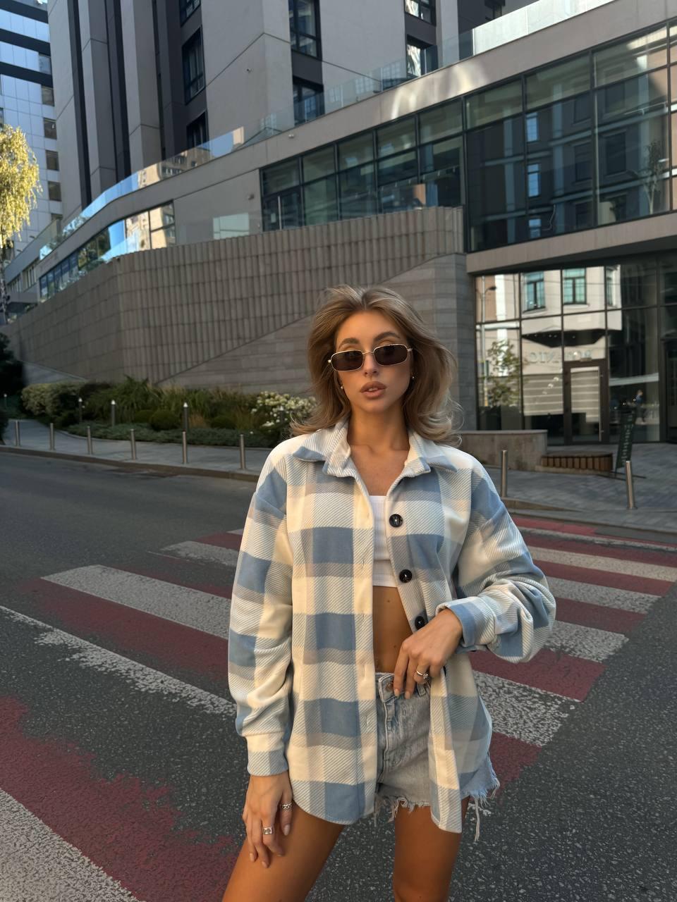 Блакитна стильна базова жіноча утеплена кашемірова сорочка оверсайз в клітинку на гудзиках, фото 1