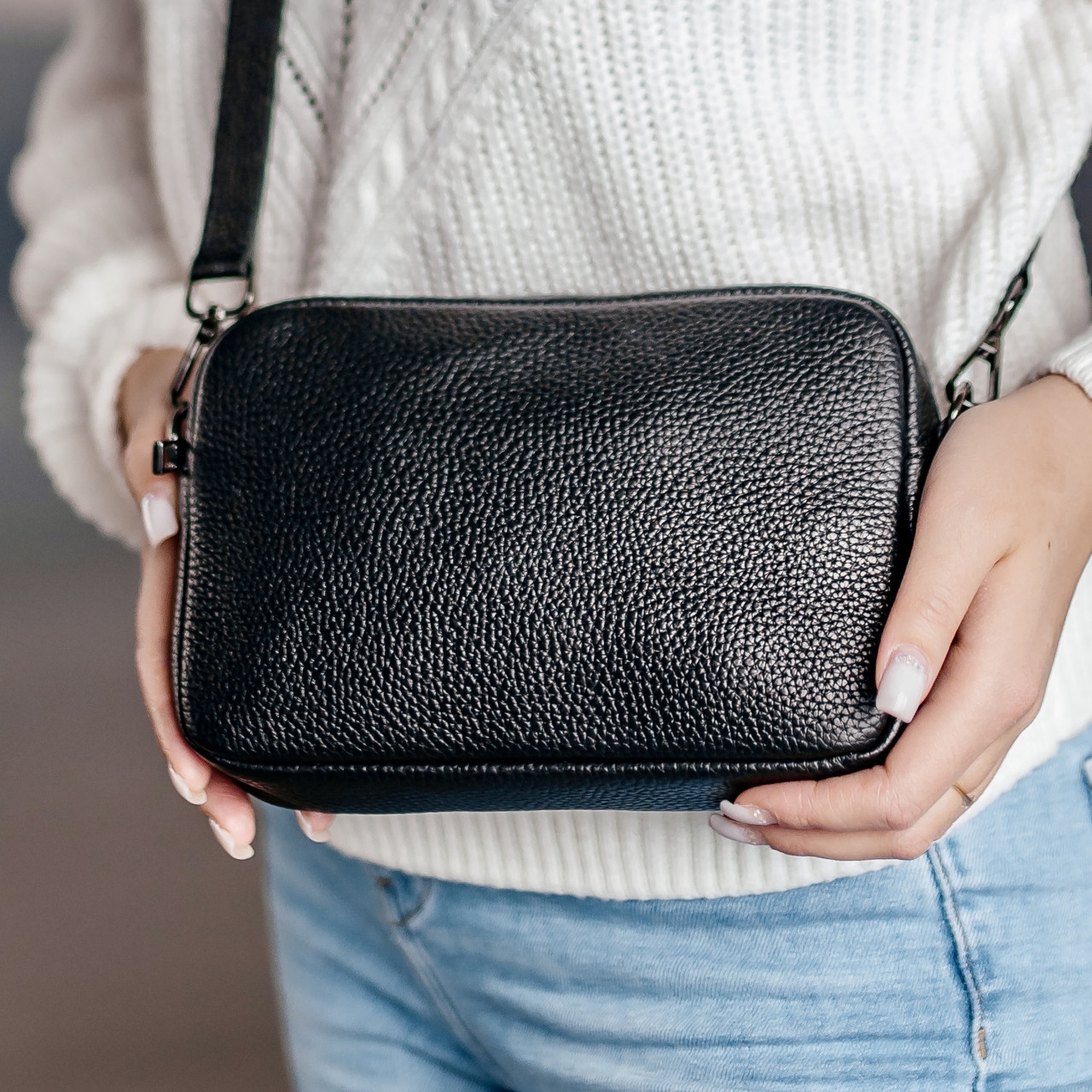 Стильна маленька жіноча шкіряна сумка через плече, модні вечірні жіночі сумочки і клатчі з довгим ремінцем, чорна натуральна шкіра, фото 1