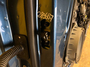 Обмежувач дверей KIA NIRO SG2 22- перед. прав. (б/у)