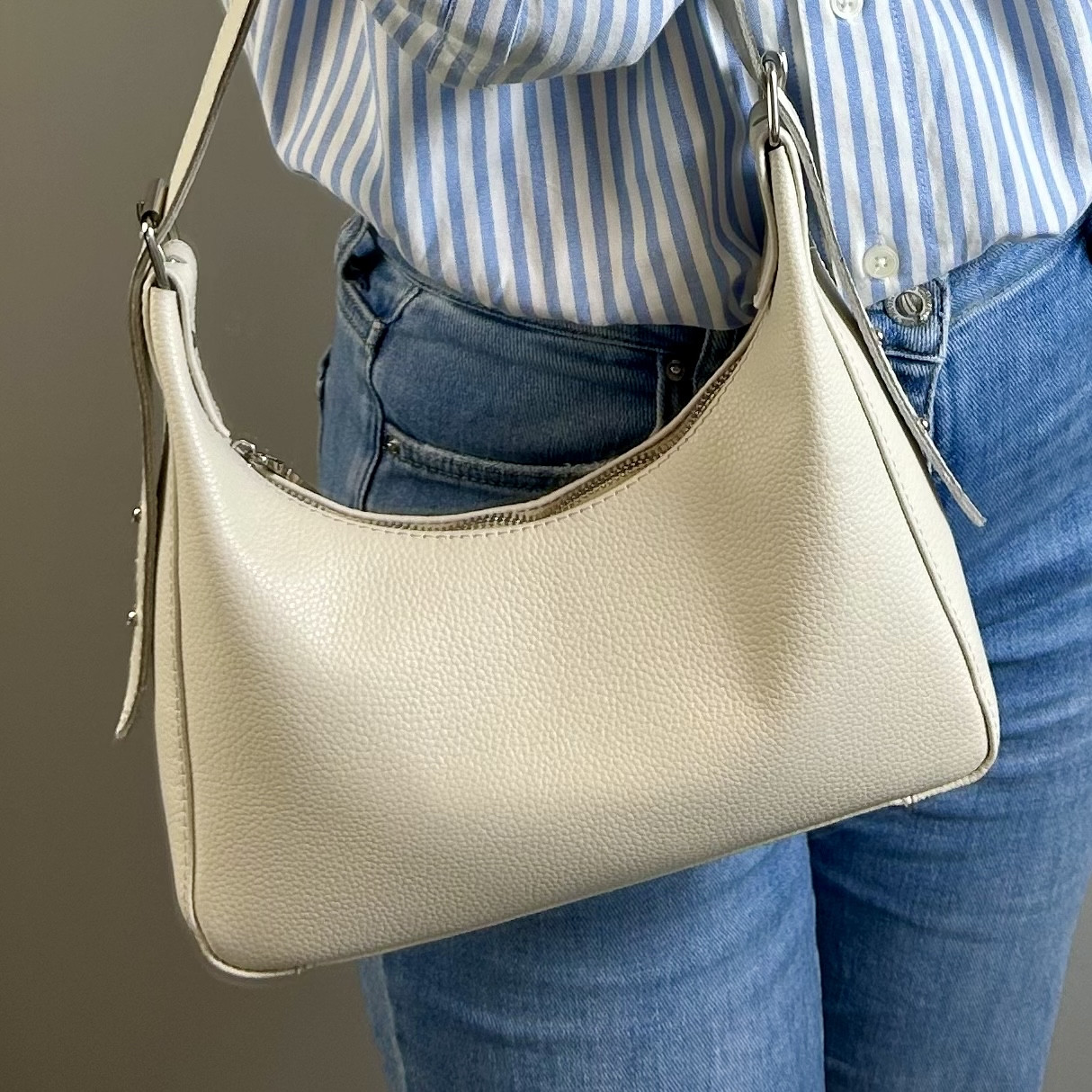 Жіноча бежева шкіряна невелика сумка на плече, маленька класична стильна сумочка, якісні сумки з натуральної шкіри на кожен день