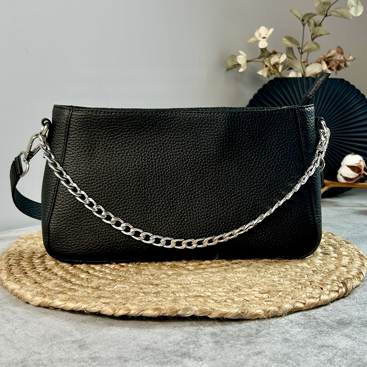 Жіноча маленька розкішна чорна сумка на одне плече на ланцюжку стильна, модні місткі жіночі сумочки і клатчі з натуральної шкіри, фото 1