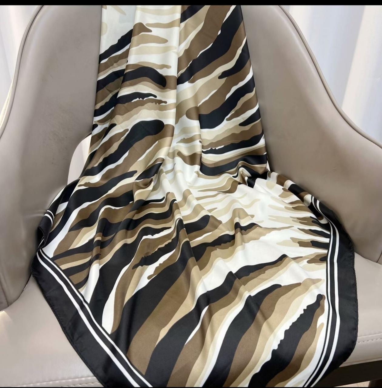 Хустка модний середній весняний осінній шовковий бренди Крістіана чорний/капучино, фото 1