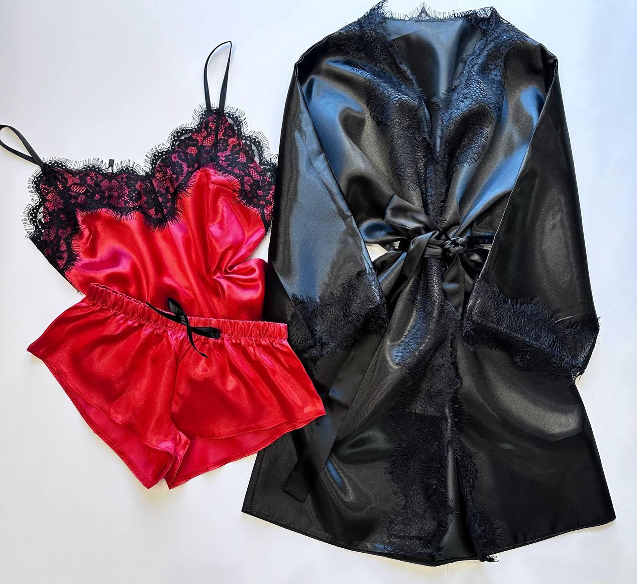 халат із мереживом і піжама.