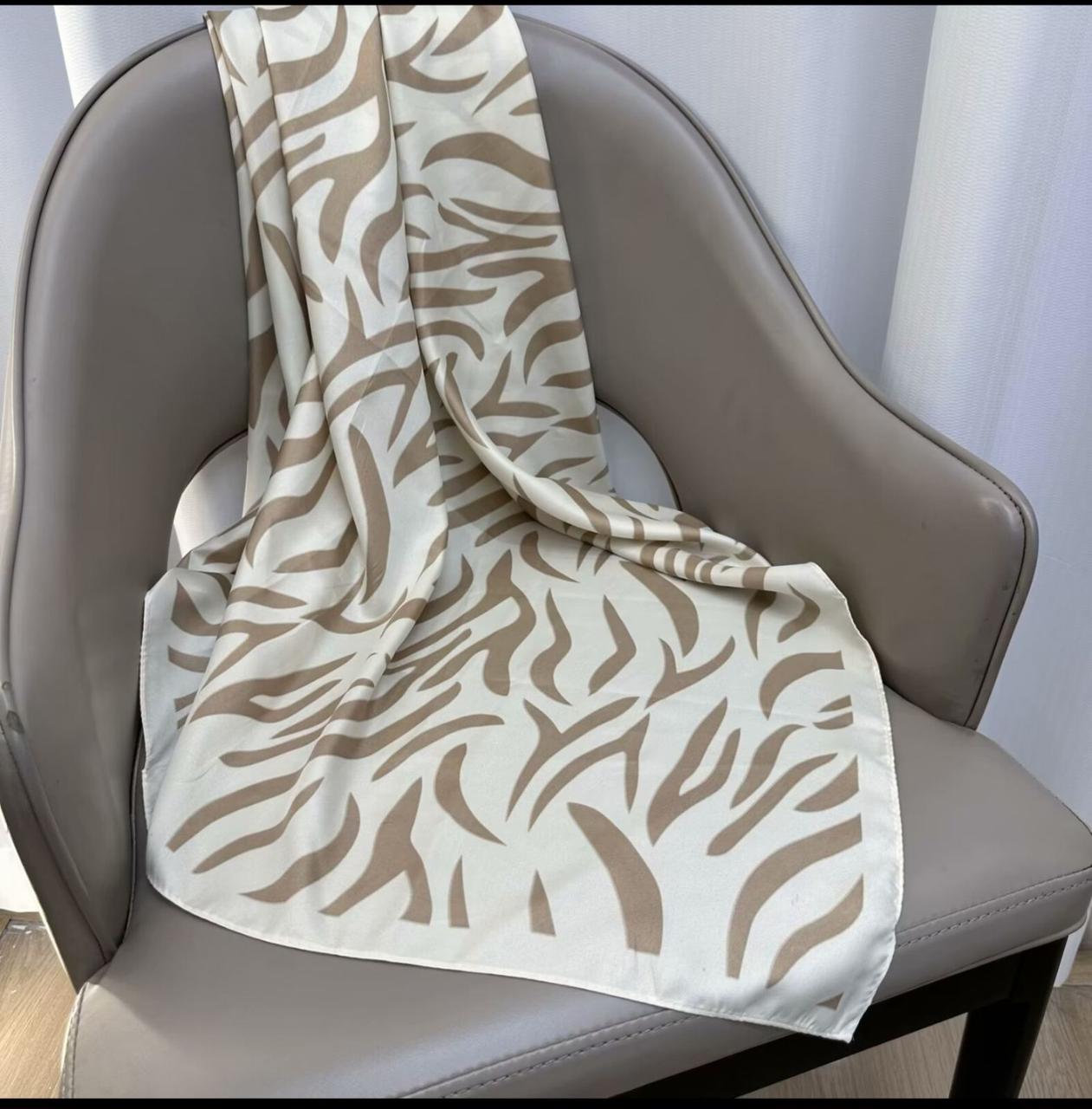 Хустка модний середній весняний осінній шовковий бренди Крістіана бежевый, фото 1