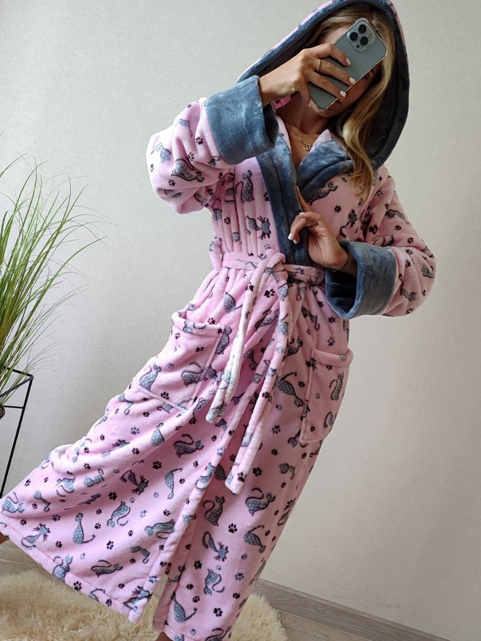 Стильний жіночий рожевий довгий махровий халат із капюшоном і поясом, фото 1