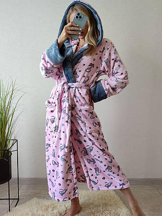 Стильний жіночий рожевий довгий махровий халат із капюшоном і поясом, фото 1