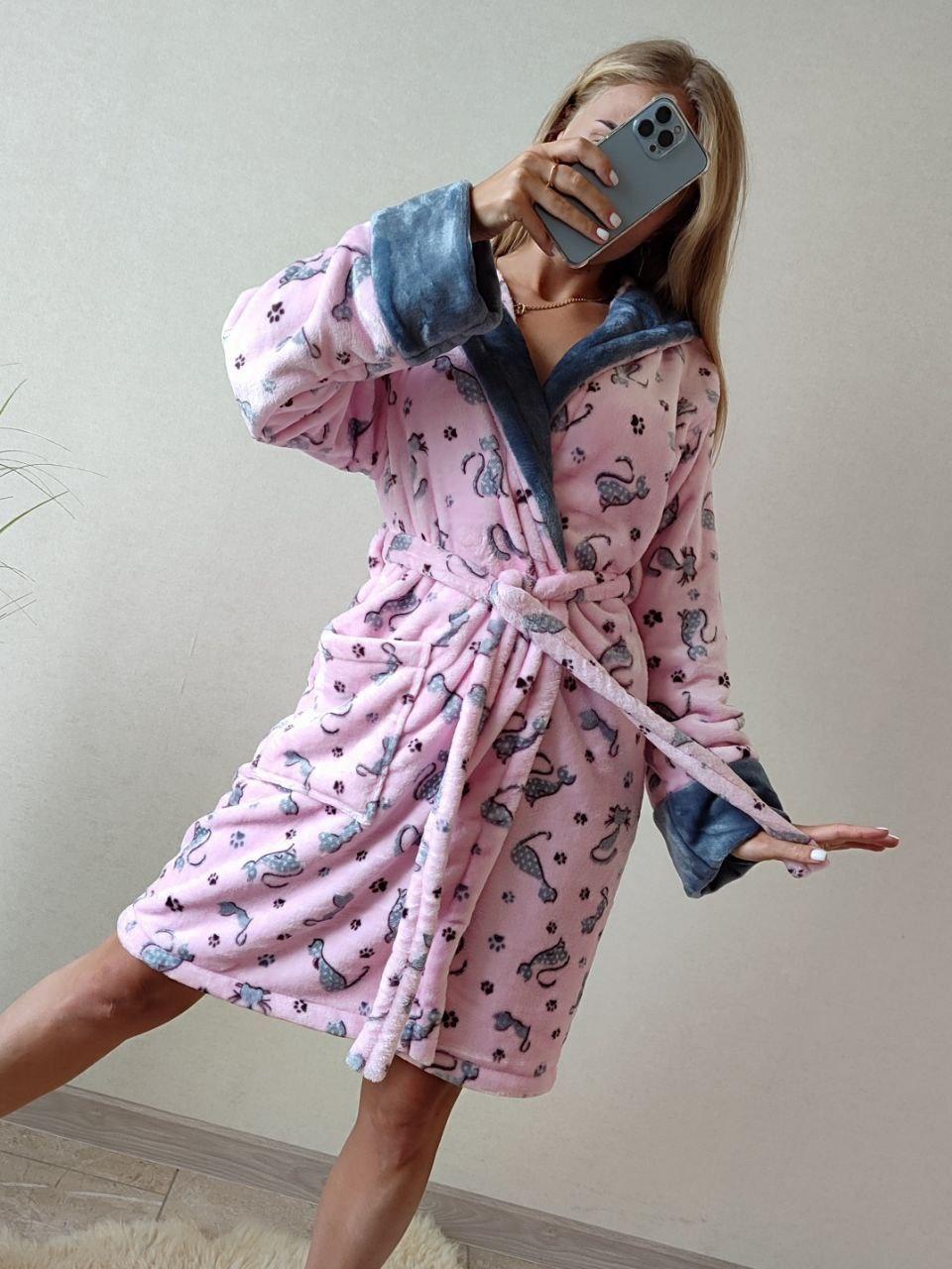 Рожевий короткий махровий халат із котиками та капюшоном