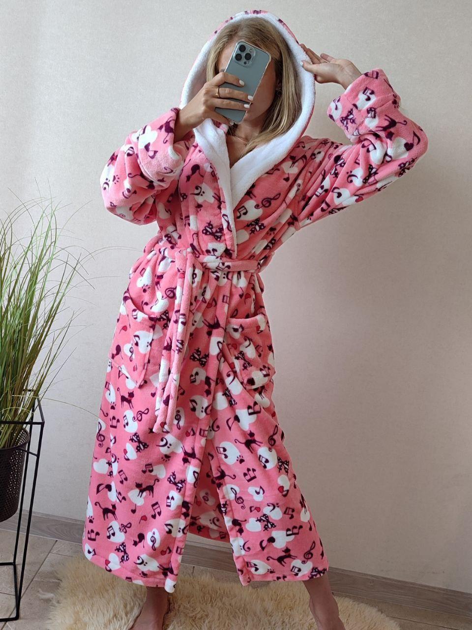 Довгий теплий жіночий махровий халат персиковий з котиками